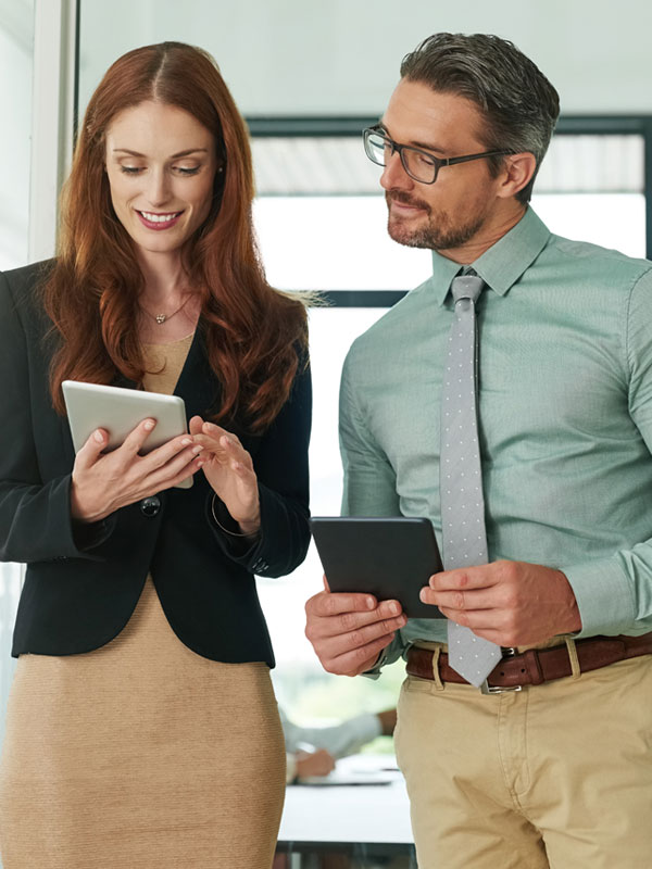 Geschäftspersonen analysieren Inhalte auf Tablets und entwickeln gemeinsam digitale Lösungen bei SEICON Energy.