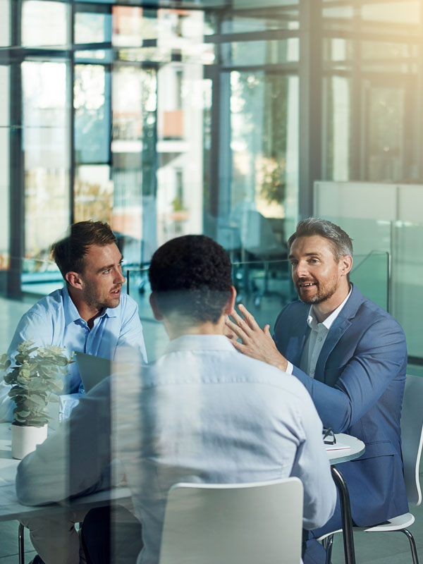 Drei Männer in Hemd und Anzug im Gespräch bei SEICON Energy – für Entscheider, die Energie als Kosten- und Investitionsfaktor sehen.