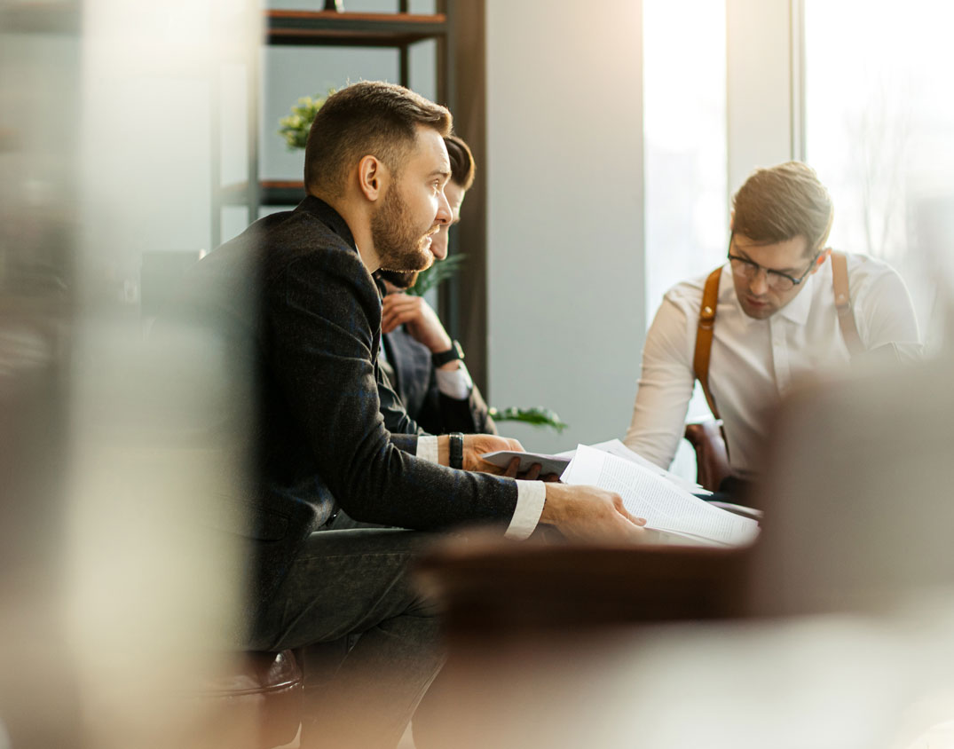 Geschäftspersonen prüfen Dokumente und entwickeln gemeinsam strategische Lösungen bei SEICON Energy.