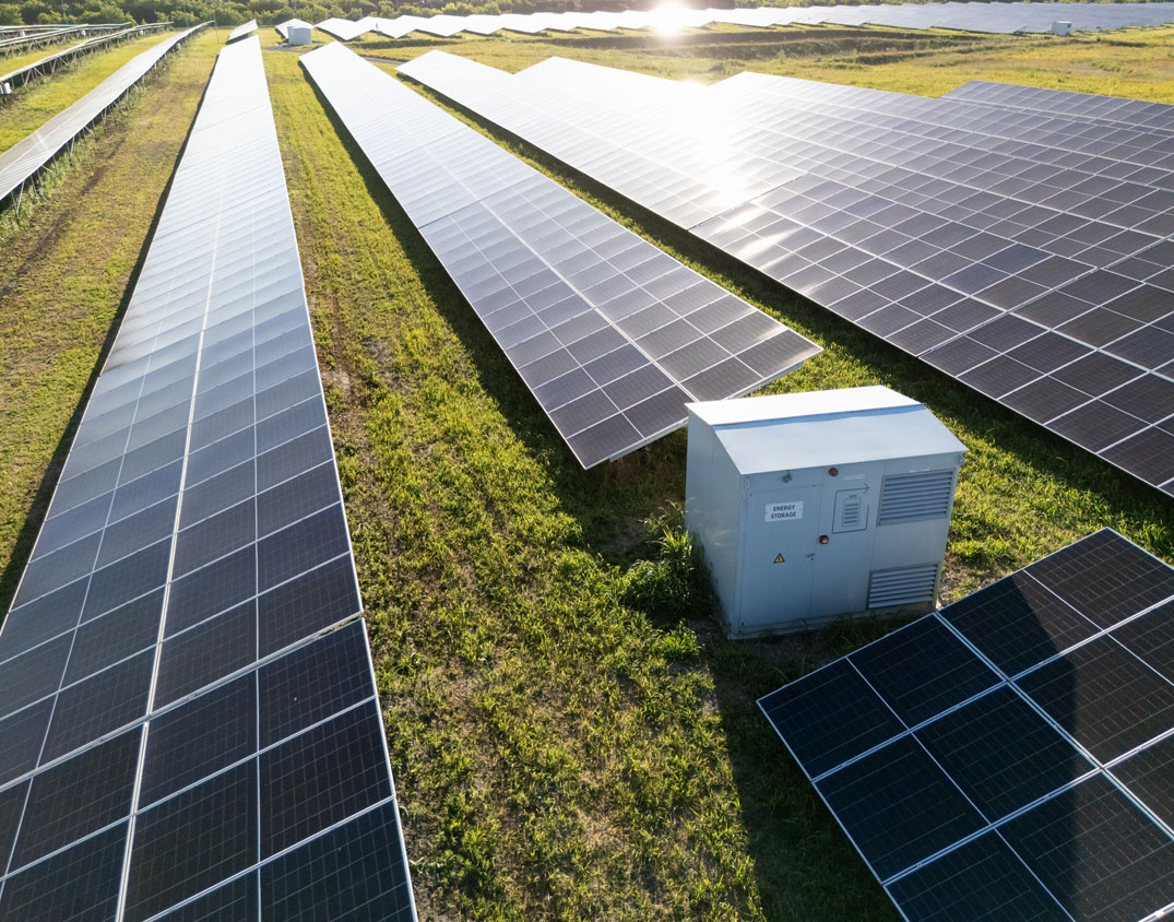 Freiflächen-Photovoltaikanlage mit integriertem Speicher – SEICON Energy optimiert nachhaltige Energieerzeugung und effiziente Speicherung.