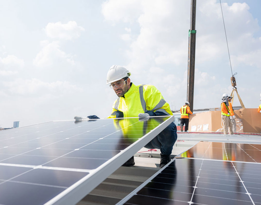 Photovoltaik für Unternehmen – Montage einer Gewerbe-PV-Anlage, geprüft und geplant durch SEICON.